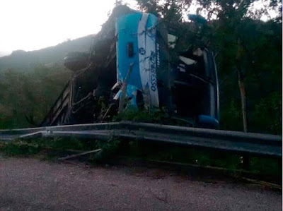 Ônibus da Progresso capota em Triunfo na Serra do Brocotó –