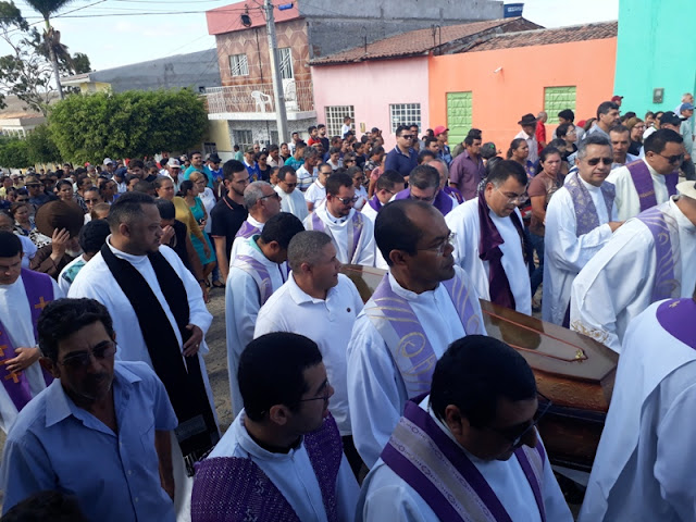 Corpo do Padre Genildo é sepultado em Santa Terezinha Fotos é Vídeos